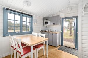 Kuchyň nebo kuchyňský kout v ubytování First Camp Fläsian - Sundsvall