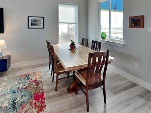 Un comedor con mesa y sillas de madera. en Heron House, en Rockport
