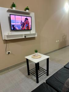 TV a/nebo společenská místnost v ubytování Apartamento con piscina, terraza y parking en las cercanías de Asunción + 37 fotografií