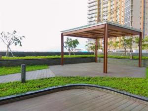 Fotografie z fotogalerie ubytování Exclusive and Cozy 1BR at Gold Coast Apartment By Travelio v destinaci Jakarta