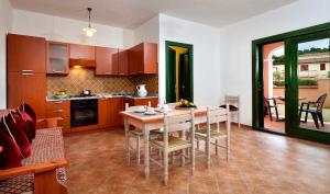 Kuchyň nebo kuchyňský kout v ubytování ISA-Apartments with air conditioning in Sos Alinos