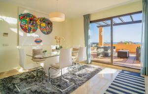 Χώρος καθιστικού στο 2 Bedroom Stunning Apartment In Casares