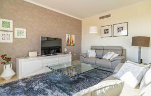 Μια τηλεόραση ή/και κέντρο ψυχαγωγίας στο 2 Bedroom Stunning Apartment In Casares