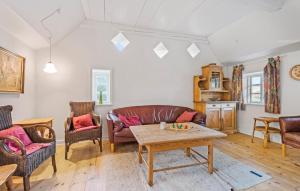 ein Wohnzimmer mit Sofa, Stühlen und einem Tisch in der Unterkunft 2 Bedroom Lovely Home In Blåvand in Blåvand