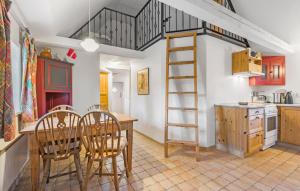 eine Küche mit Tisch und Stühlen und einer Leiter in der Unterkunft 2 Bedroom Lovely Home In Blåvand in Blåvand