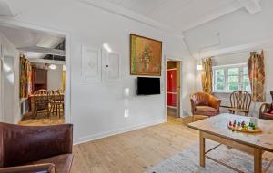 ein Wohnzimmer mit einem Tisch und ein Esszimmer in der Unterkunft 2 Bedroom Lovely Home In Blåvand in Blåvand