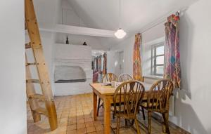 ein Esszimmer mit einem Holztisch und Stühlen in der Unterkunft 2 Bedroom Lovely Home In Blåvand in Blåvand