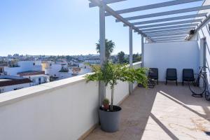Un balcón con vista a una ciudad en Balcon mirador de las Salinas, en Sanlúcar de Barrameda