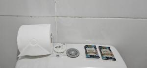 eine Nähe der oberen Toilette im Bad in der Unterkunft Dois Pedros Balneário in Balneário Camboriú