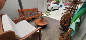 eine Terrasse mit 2 Stühlen, einem Tisch und einem Tisch in der Unterkunft Dois Pedros Balneário in Balneário Camboriú + 7 Fotos