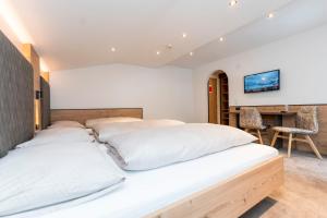 Postel nebo postele na pokoji v ubytování Hotel Garni Pfeifer