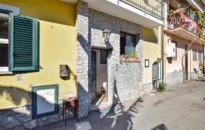 ein gelbes Gebäude mit einem Fenster und einer Straße in der Unterkunft Amazing Apartment In Trappitello in Trappitello + 19 Fotos