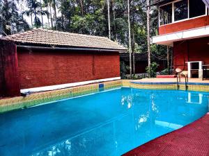 Bazén v ubytování The Twin Cottages Coorg nebo v jeho okolí