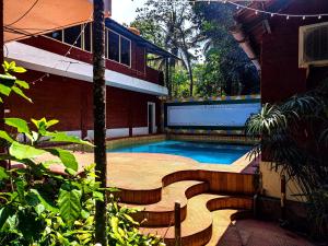 Bazén v ubytování The Twin Cottages Coorg nebo v jeho okolí