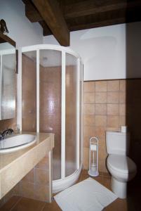 A bathroom at El Rincon Del Villar
