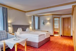 Posteľ alebo postele v izbe v ubytovaní Parkhotel Seefeld