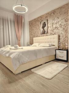 a bedroom with a large white bed in a room at Enjoy my Home near Palas Mall 2 in Iaşi
