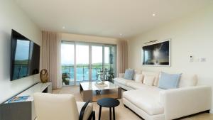 Televiisor ja/või meelelahutuskeskus majutusasutuses Premium Ocean View Condo - Amethyst