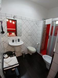 Ванная комната в B&B Scirocco D'Africa +29 фотографий