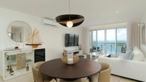 Televiisor ja/või meelelahutuskeskus majutusasutuses Premium Ocean View Condo - Amethyst