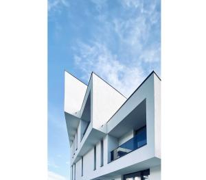 皮特什蒂CASA VYS的一座白色的建筑,背后是天空