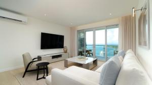 Televiisor ja/või meelelahutuskeskus majutusasutuses Premium Ocean View Condo - Amethyst