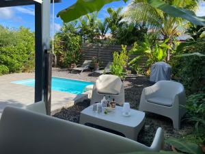 Bazén v ubytování Villa Jalna Zamana 2 chambres piscine privée jardin nebo v jeho okolí