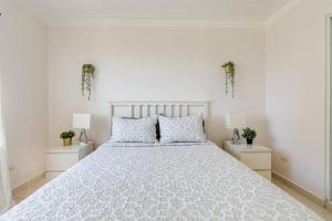Ένα ή περισσότερα κρεβάτια σε δωμάτιο στο Luxury Ocean View Condo in Santo Domingo +15 φωτογραφίες