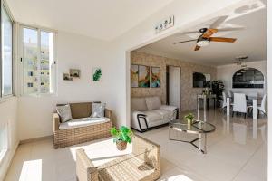 Χώρος καθιστικού στο Luxury Ocean View Condo in Santo Domingo