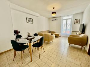 TV a/nebo společenská místnost v ubytování Le balcon de Bandol