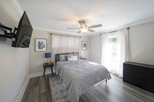 een slaapkamer met een bed en een plafondventilator bij Indian Lakes in Stone Mountain +41 foto's