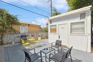 un patio con sedie e un tavolo e un edificio di Comfy and Modern Holiday Lofts in FW a Fort Worth