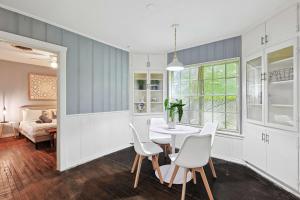 una sala da pranzo con tavolo e sedie e una camera da letto di Comfy and Modern Holiday Lofts in FW a Fort Worth