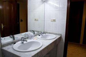 A bathroom at Hotel Perales