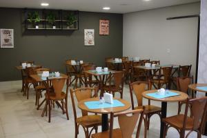 a dining room filled with tables and chairs at Sonus Hotel in Sinop