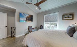 ein Schlafzimmer mit einem großen Bett und einem Fenster in der Unterkunft The Fifth - Stunning Luxury Rental in Downtown Highlands NC in Highlands