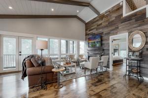 ein Wohnzimmer mit Sofa und Tisch in der Unterkunft The Fifth - Stunning Luxury Rental in Downtown Highlands NC in Highlands
