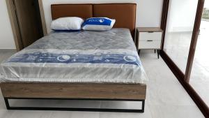 ハマにあるLujoso departamento Jama Manabí con vista al Marのベッド(青い掛け布団、枕付)