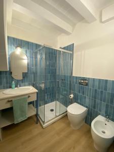 a bathroom with a shower and a toilet and a sink at Casa al Mare Calle Lunga 2 in Grado