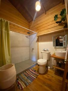 Ванная комната в Coquettes Armoire Peace Cabin