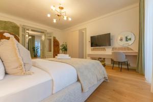 Un dormitorio con una gran cama blanca y un escritorio. en Muresenilor 9 Boutique - Old Town, en Brasov 65 fotos más