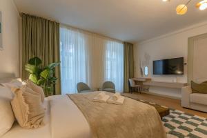 Una habitación de hotel con una cama y una sala de estar. en Muresenilor 9 Boutique - Old Town, en Brasov