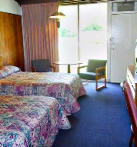 Habitación de hotel con 2 camas y ventana en Kings Inn Cleveland, en Strongsville