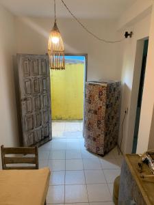 CairuにあるCasa Idilicaの黄色のドア付きの部屋 +3枚の写真
