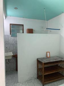 CairuにあるCasa Idilicaの白いバスルーム(テーブル、シンク付)