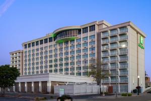 ein großes Gebäude mit einem grünen Schild darauf in der Unterkunft Holiday Inn Sioux Falls-City Center by IHG in Sioux Falls