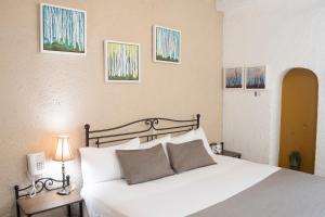 Postel nebo postele na pokoji v ubytování Pórtico Hotel & Galería