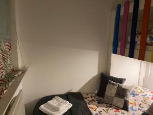 Uma cama ou camas num quarto em Apartman Jin