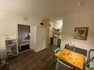 uma pequena sala com uma secretária e um quarto em Apartman Jin em Divčibare