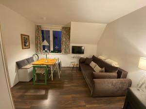 uma sala de estar com um sofá e uma mesa em Apartman Jin em Divčibare